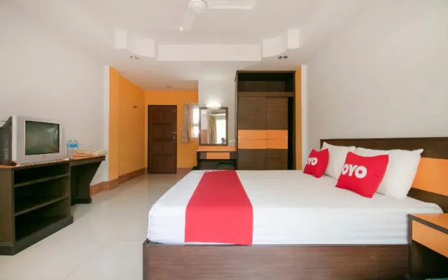 OYO 75387 4 Men Court