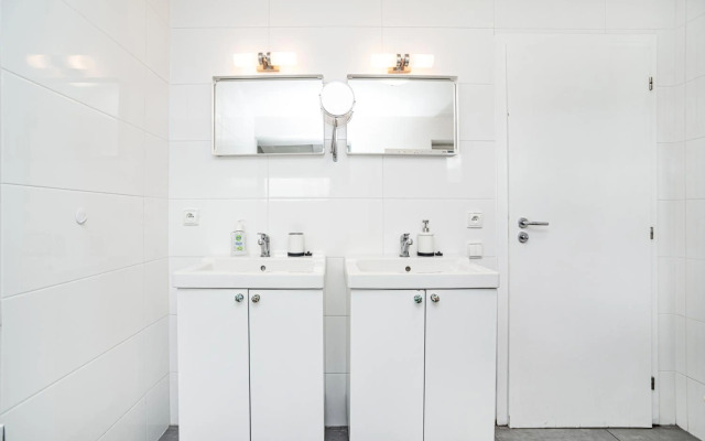 Central, Spacious, Modern 5 Bedrm duplex w/Balcony