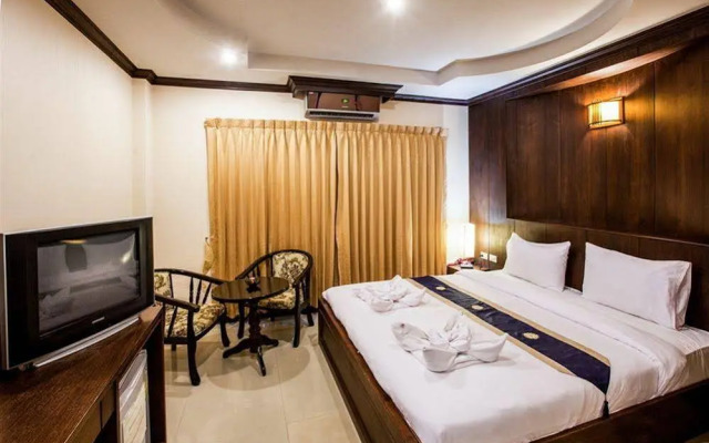 Triple Rund Place Hotel
