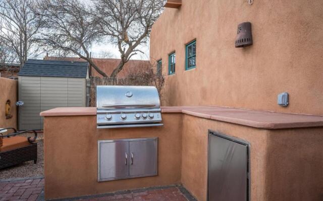 Casa Nona - Pristine Home in the Railyard District, Walk to The Plaza