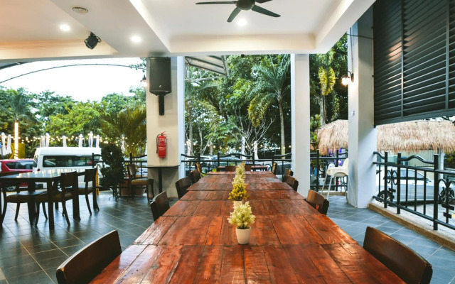 Leisure Cove Hotel & Apartments