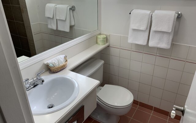 Travelodge by Wyndham Vancouver Lions Gate