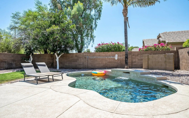 Dos Palmas - Gilbert Poolside Retreat
