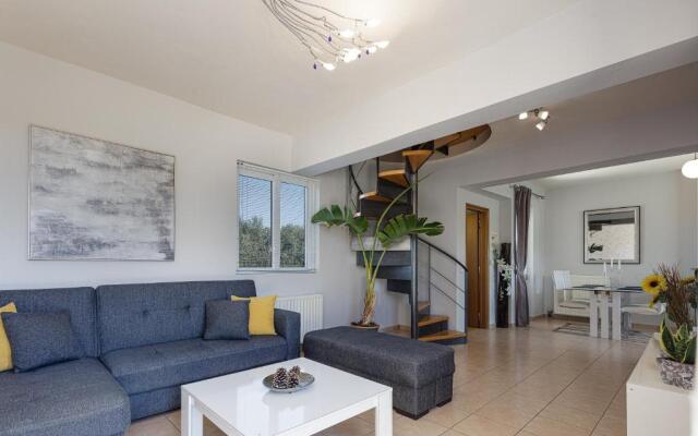 Villa Evie's -Spacious -4 apt'ς -with heated pool