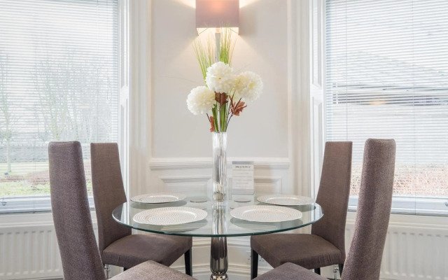 Marks At The Manor Luxury Riverside Apartments - Sleeps up to 4, with Parking and Sky TV