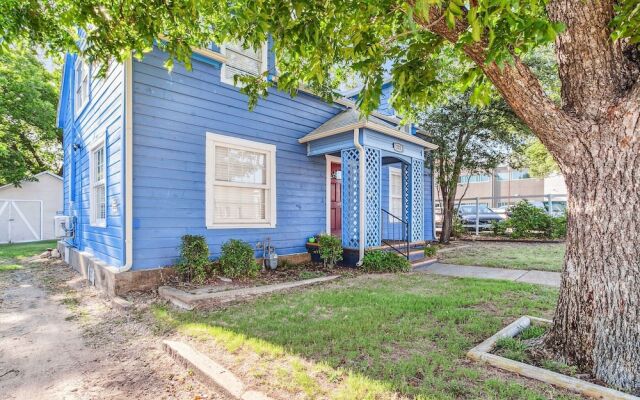 The Old Downtown Historic Grand Prairie House 4 Bedroom Home by RedAwning