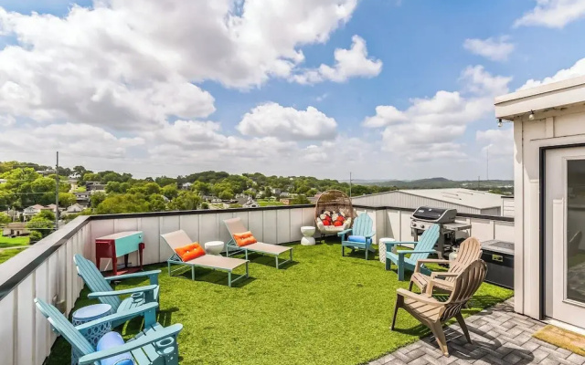 Chic Townhome for 10 W/rooftop