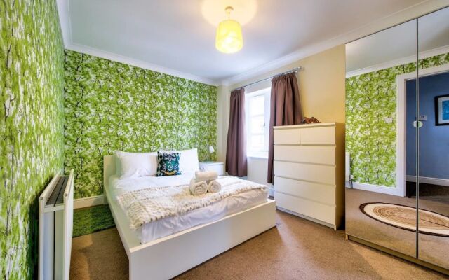 3bed/3bath Townhouse with Free Parking And Balcony