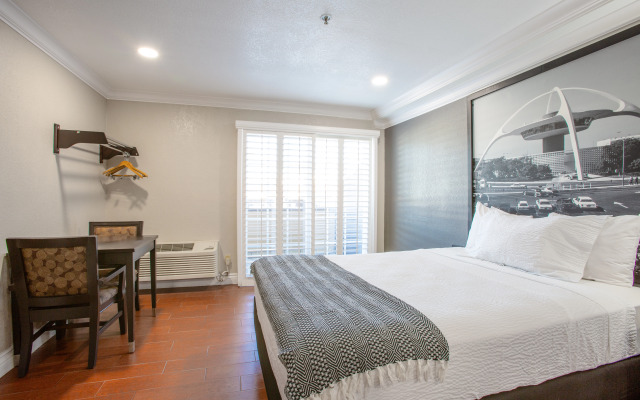 Elev8 Hotel Los Angeles LAX