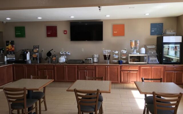 Quincy Inn and Suites