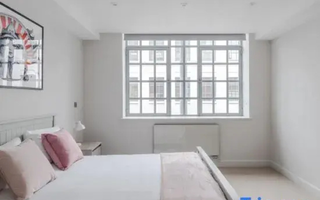 The Eyre Suite Five - Farringdon - by Frankie