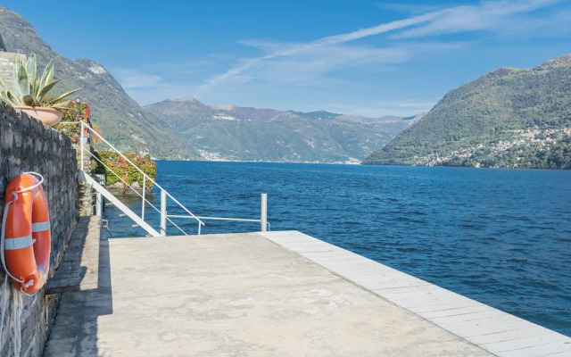 Your Private Harbour Nearby George Clooney by Rent all Como