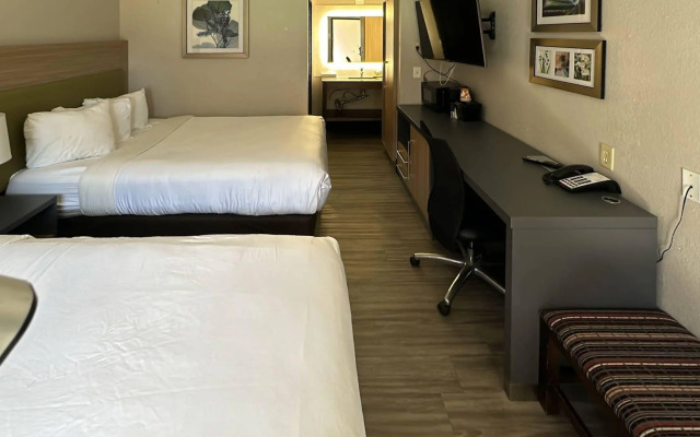 Country Inn & Suites by Radisson, Monterey Beachfront-Marina, CA