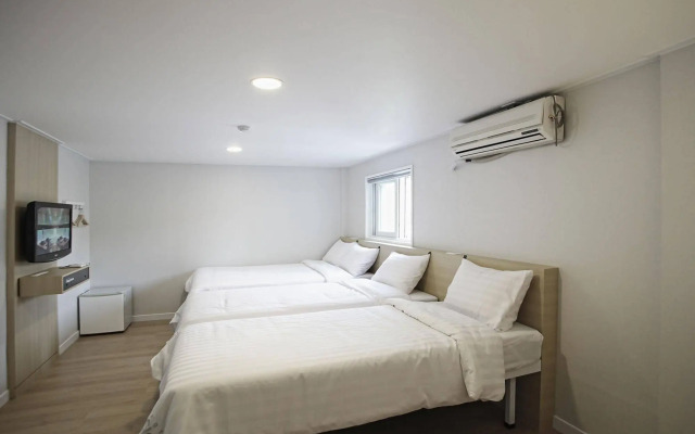 Hotel Sleepy Panda Stream Walk