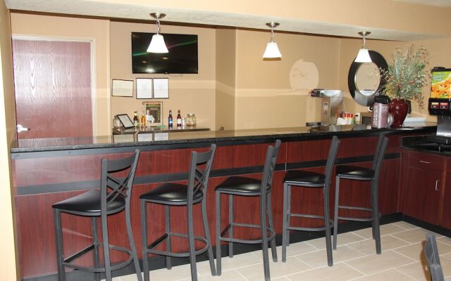 Castle Rock Inn & Suites