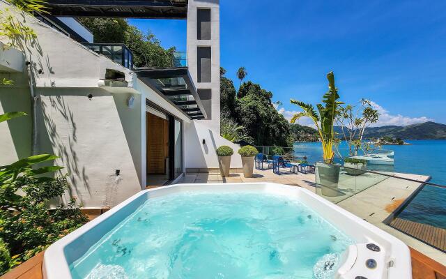 Casa espetacular com 9 suítes, frente mar, completíssima