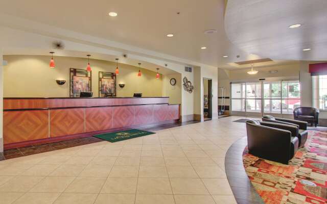 La Quinta Inn & Suites by Wyndham Denver Gateway Park
