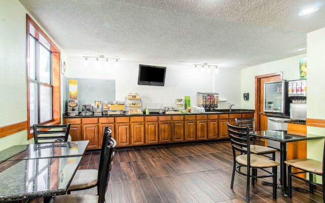 La Casa Inn & Suites - Middleboro