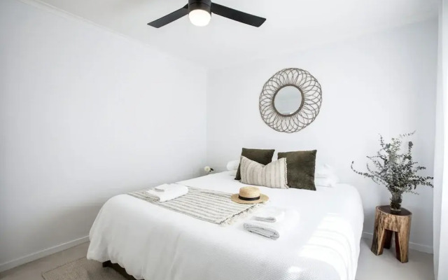 Coastal 2-bed Apartment With Courtyard