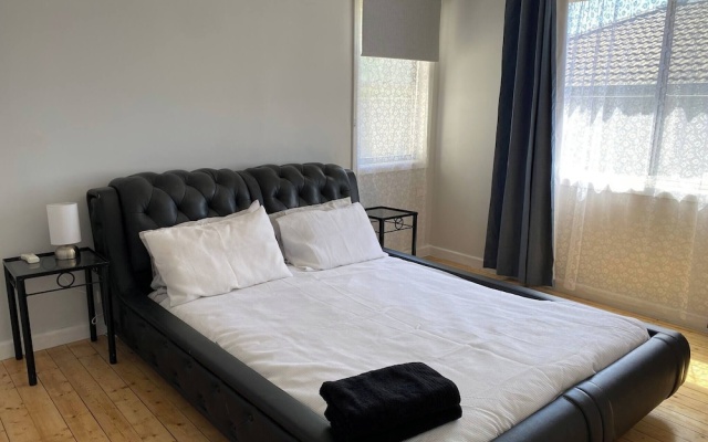 Central 1940s Bendigo Home Hamptons Heritage Reno – Guest Rooms – Bendigo