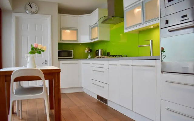 Modern 2 Bedroom Home Close to City Centre