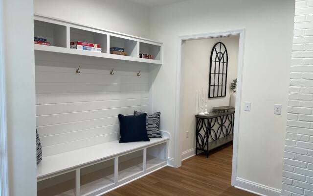 Woodhaven: Your Serene Countryside Escape 5 Bedroom Farmhouse by RedAwning
