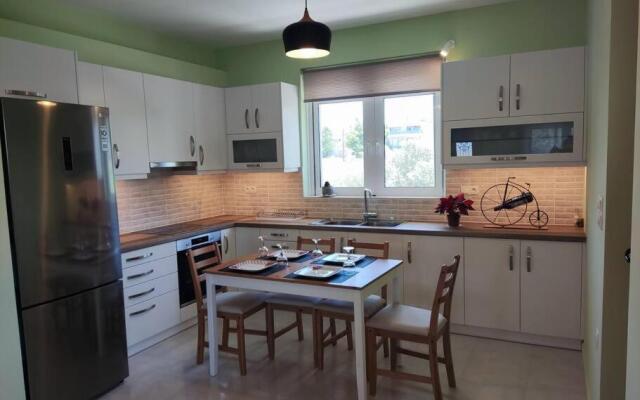 The Bright House a two-storey maisonette in Loutraki