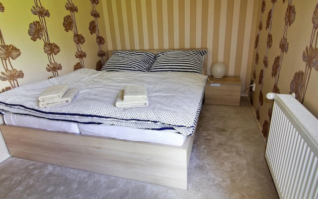 Spacious Chalet in Residential Area, Modern, Luxury Interior, Large Terrace and Carport - Hotel in Harrachov - Photo 2