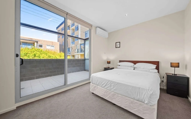 Spacious Apartment With Gym & Pool Access – Guest Rooms – Canberra