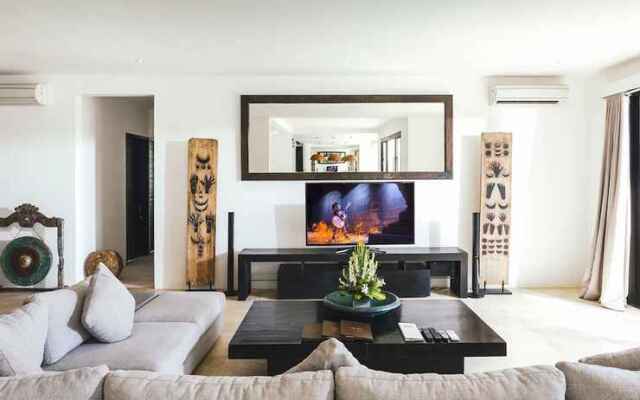 Fabulous Beachfront Villa, 5 BR, Canggu w/ Staff