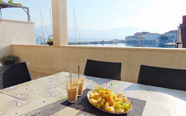 Apartment Vin - excellent location and close to the sea A Postira, Island Brac