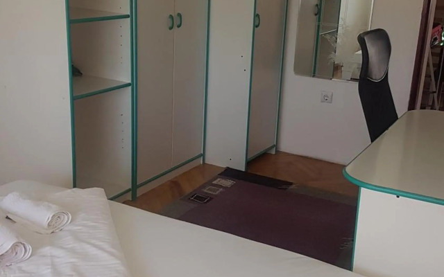 Slatka sobica za dvoje sa upotrebom zajednicke kuhinje i kupaonice