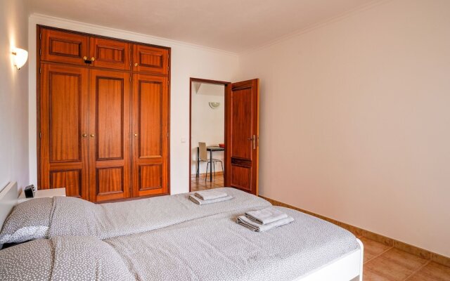 Beautiful Apartment With a Bedroom in Meia Praia and a Communal Swimming Pool