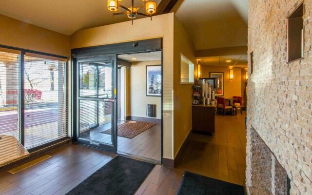 Comfort Inn & Suites Erie - Splash Harbor Indoor Waterpark