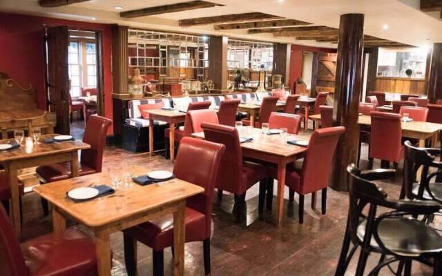 The Red Lion Inn Resort 1704