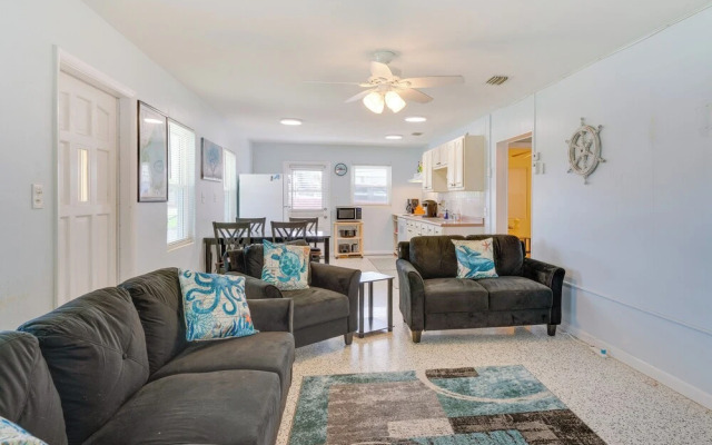 Waterfront Okeechobee Getaway w/ Backyard Dock!