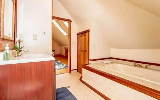 Free Parking - Prime Location - Downtown