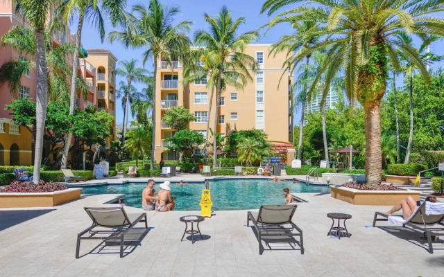 Exclusive Condo 10 Min to the Beach