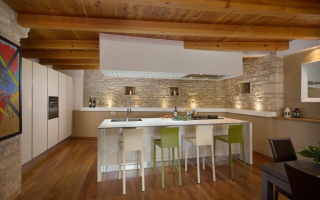 Art Villa Sis With Private Pool