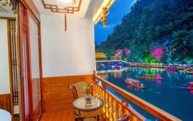 Sheyu Linjiang Homestay (Fenghuang Ancient Town Scenic Area Tuojiang)