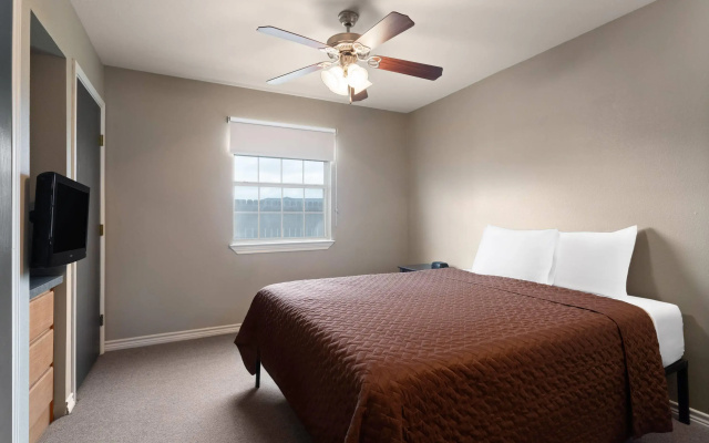 Eagle's Den Suites Carrizo Springs a Travelodge by Wyndham