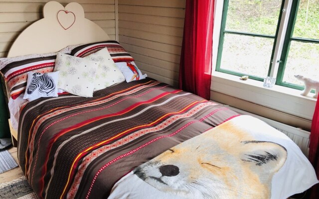 Tranquil Lakeside Cottage Retreat