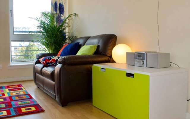 Colourful And Spacious 2 Bedroom Leith Home