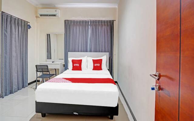 OYO Flagship 90789 Genteng Residence