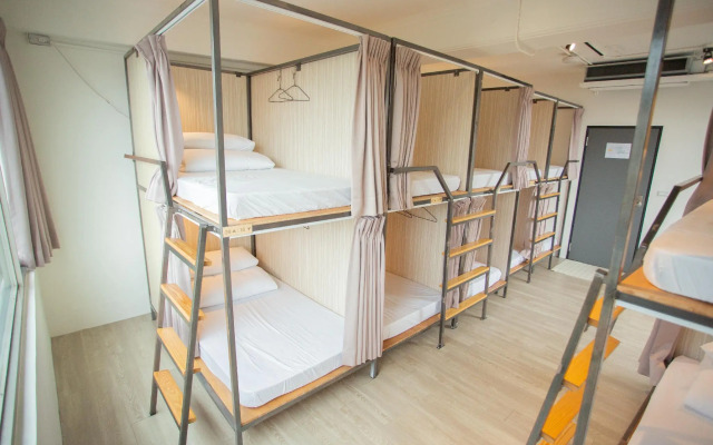 Corner Hostel & Cafe