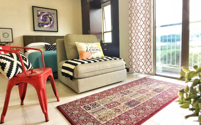 Vibrant Studio at Damansara Perdana – Guest Rooms – Petaling Jaya