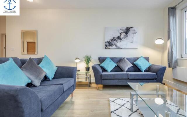 Spacious luxury 2 Bed Apartment by 7 Seas Property Serviced Accommodation Maidenhead with Parking and Wifi