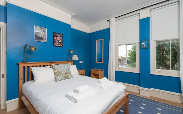 Remarkable Richmond Home By The Tube Station