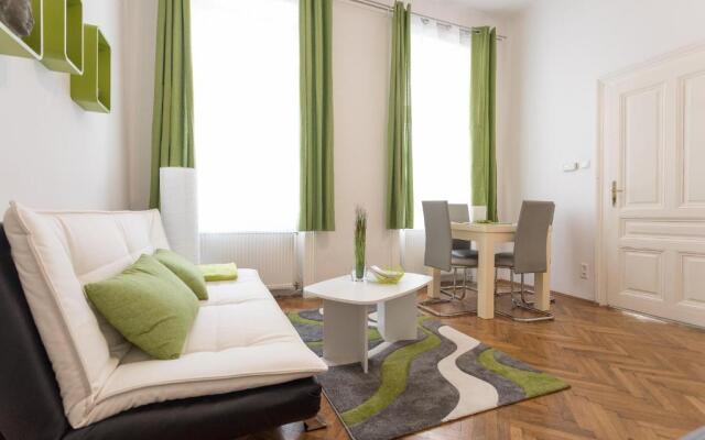 Belvedere Palace Green Heart Studio