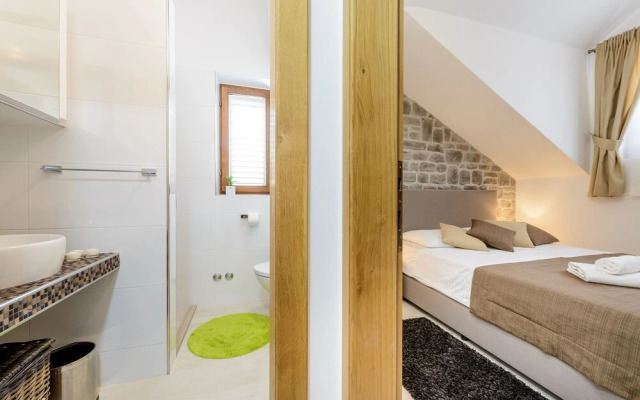 Stylish Home With Private Heated Pool Basketball Court